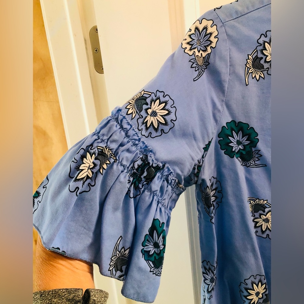 Ann Taylor Light Blue Floral Blouse. Size MP